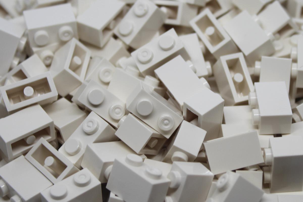 1X2 STUD WHITE BRICK 200 PACK - COMPATIBLE WITH MAJOR BRANDS