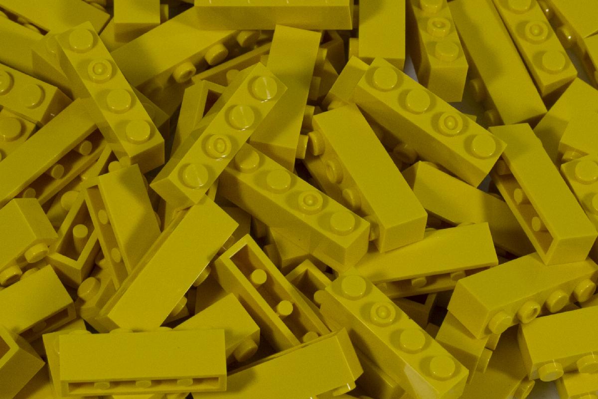 1X4 STUD BRICKS YELLOW 100 PACK - COMPATIBLE WITH MAJOR BRANDS
